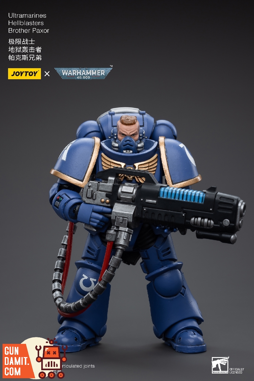 JoyToy 1/18 Ultramarines Hellblaster Brother Paxor with exposed head holding plasma incinerator in blue armor JoyToy 1/18 Ultramarines Hellblaster Brother Paxor with exposed head holding plasma incinerator in blue armor