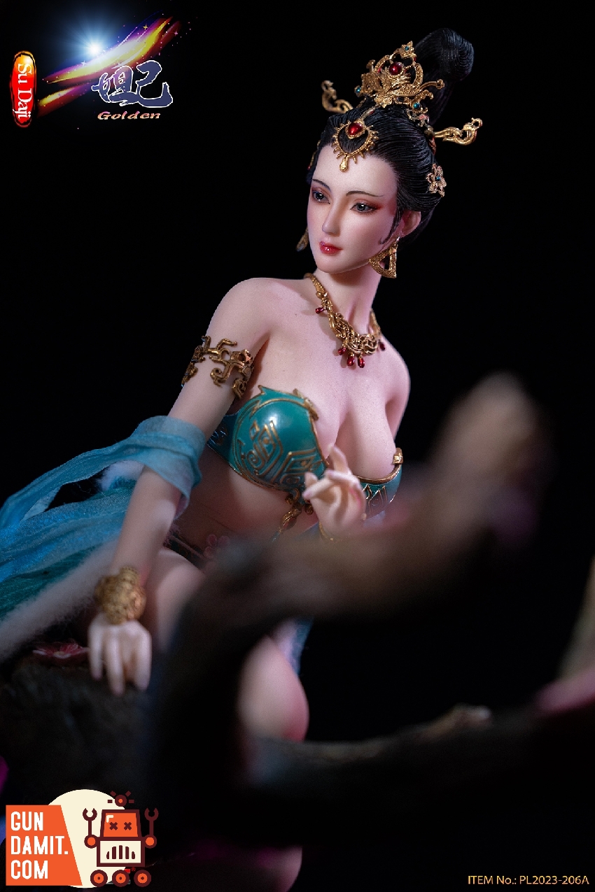 Su Daji Golden Version from behind showing intricate hair styling and flowing costume details Su Daji Golden Version from behind showing intricate hair styling and flowing costume details