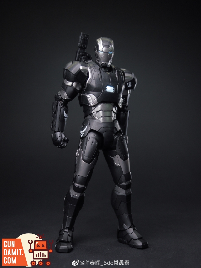 DLX War Machine Mark 2 full accessories and weapon parts display DLX War Machine Mark 2 full accessories and weapon parts display
