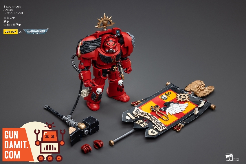 JoyToy 1/18 Blood Angels Ancient Brother Leonid accessories layout with figure, banner pole, and chapter banner JoyToy 1/18 Blood Angels Ancient Brother Leonid accessories layout with figure, banner pole, and chapter banner