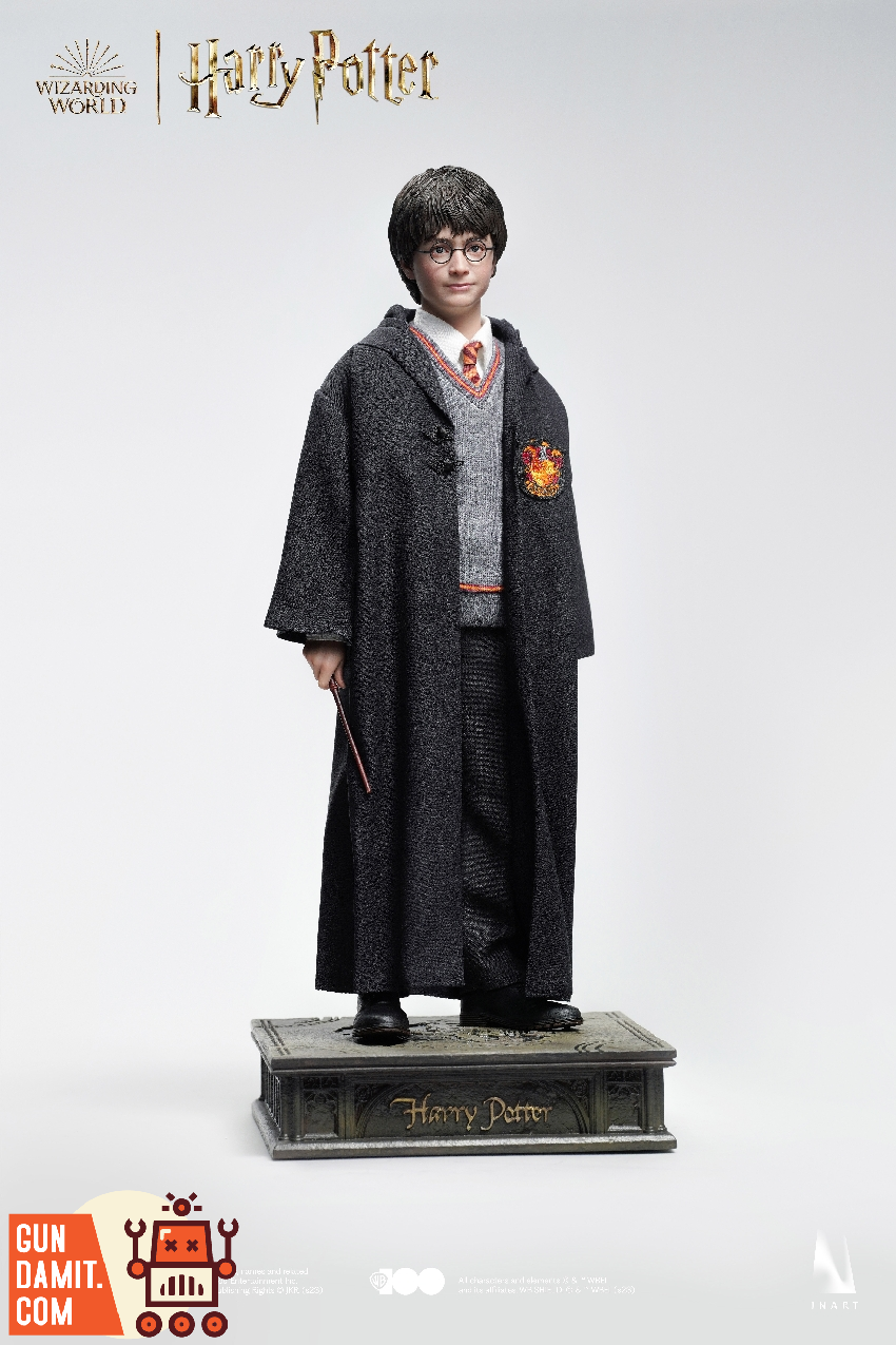 INART Harry Potter figure front view in Hogwarts school robes INART Harry Potter figure front view in Hogwarts school robes