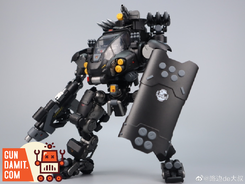 JoyToy 1/25 Tiekui dual pilot mecha front view with oversized shield and dark armored frame JoyToy 1/25 Tiekui dual pilot mecha front view with oversized shield and dark armored frame