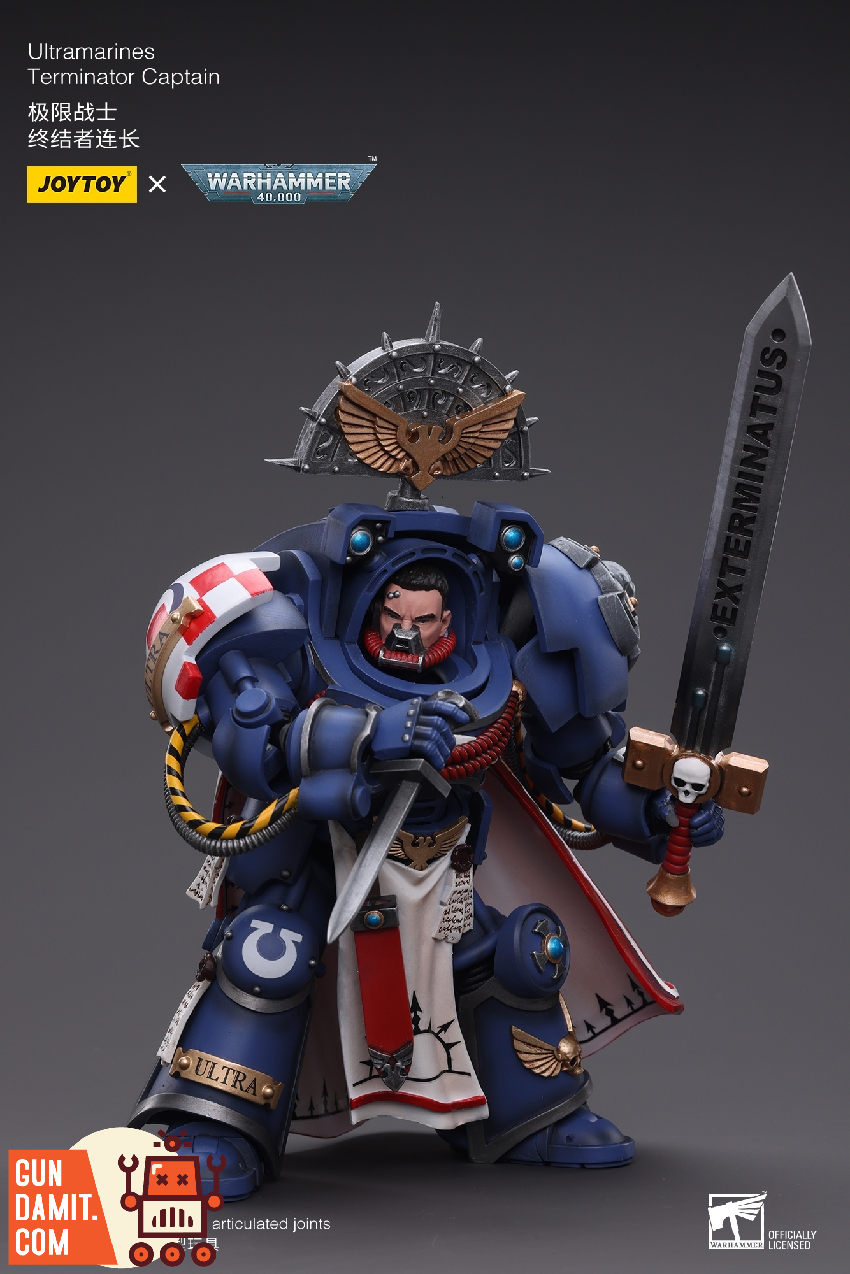 JoyToy Warhammer 40K Ultramarines Terminator Captain three-quarter view holding power sword upward JoyToy Warhammer 40K Ultramarines Terminator Captain three-quarter view holding power sword upward