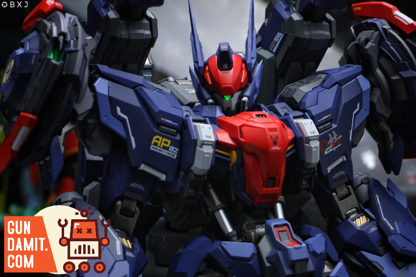 MoShow 1/72 Wu Chenghou Progenitor Effect mecha figure in dark blue armor with red accents and green visor MoShow 1/72 Wu Chenghou Progenitor Effect mecha figure in dark blue armor with red accents and green visor