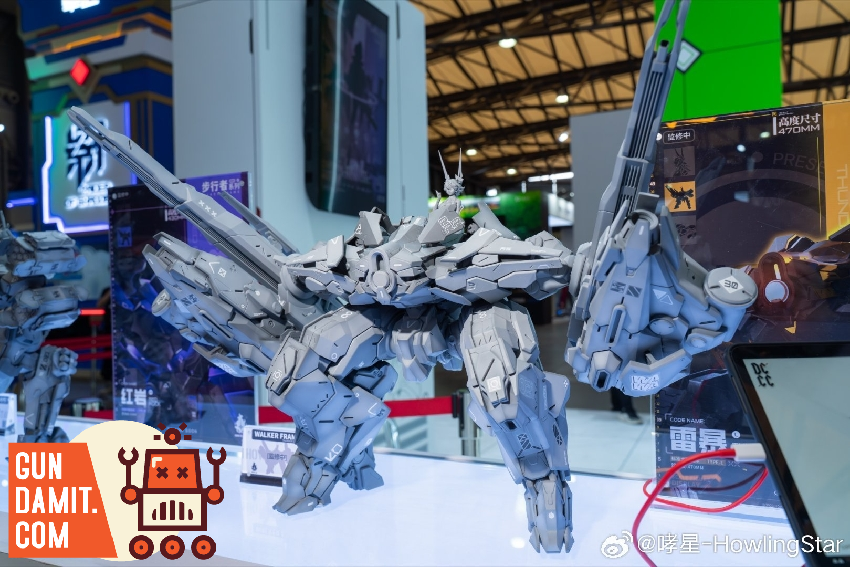 HowlingStar Walker Frame Thunder Storm side view showing full mech body with wing-like armor panels at convention display HowlingStar Walker Frame Thunder Storm side view showing full mech body with wing-like armor panels at convention display