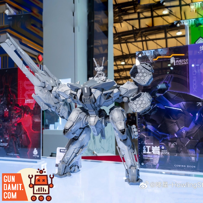 HowlingStar Walker Frame Red Rock assembled model kit in metallic gray finish displayed at exhibition in dynamic mech pose HowlingStar Walker Frame Red Rock assembled model kit in metallic gray finish displayed at exhibition in dynamic mech pose