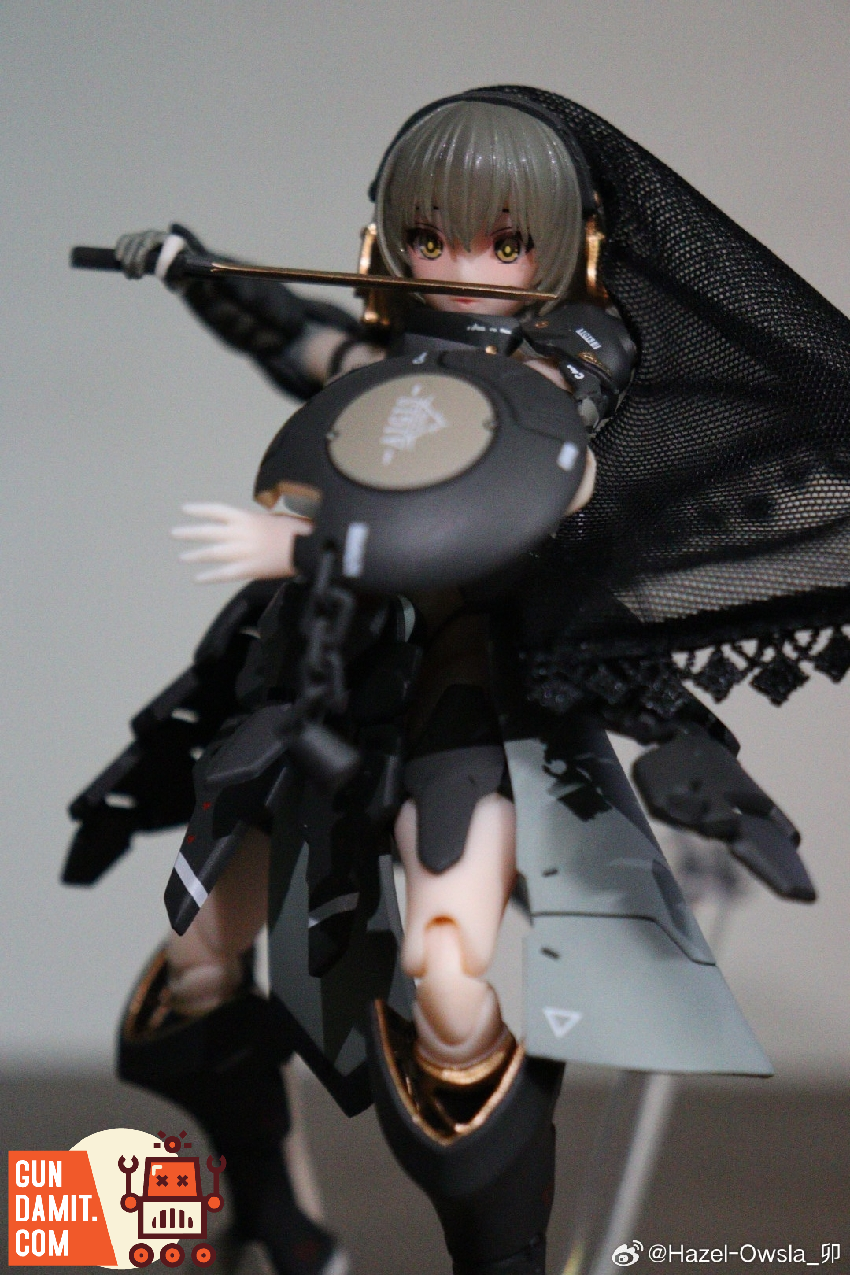 Victoria figure with mecha armor and cape accessories Victoria figure with mecha armor and cape accessories