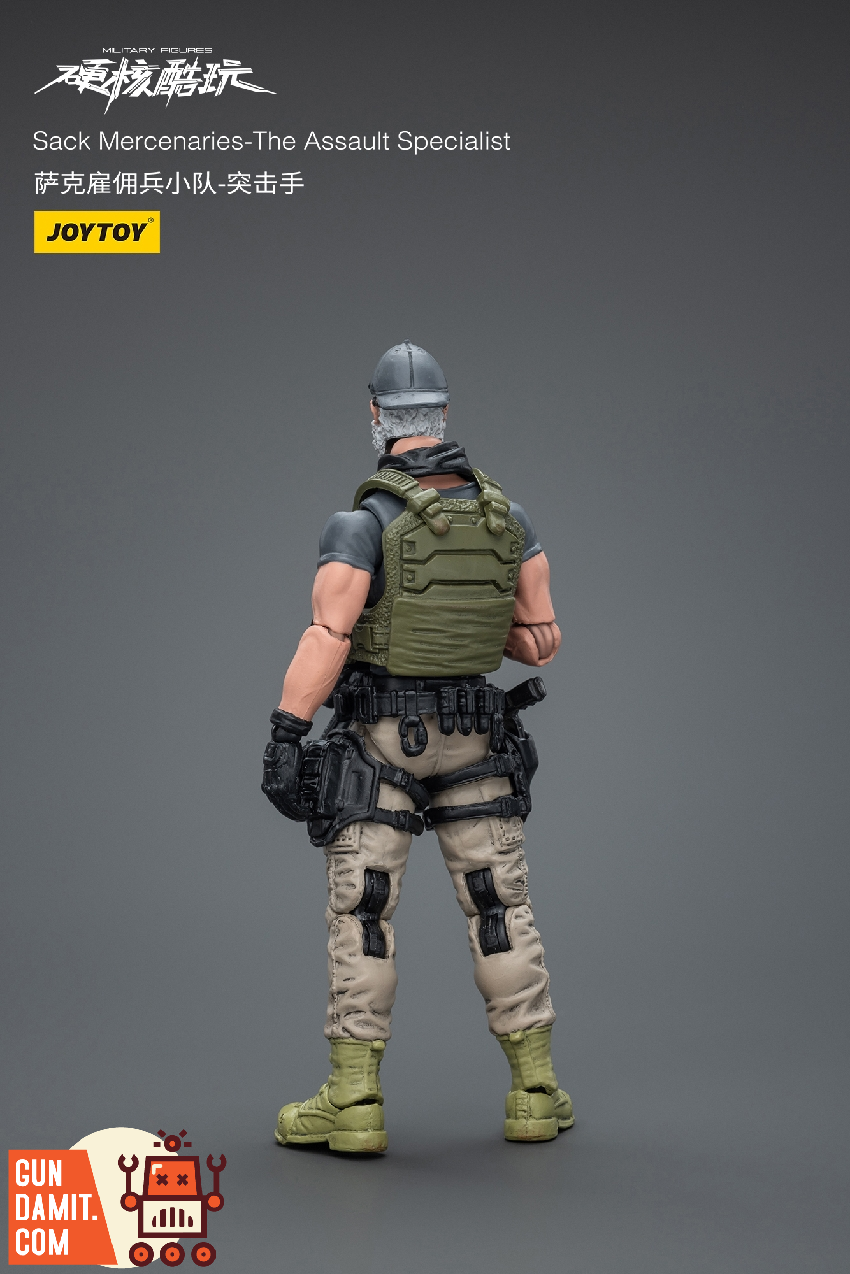 JoyToy 1/18 Assault Specialist accessories and weapon close-up JoyToy 1/18 Assault Specialist accessories and weapon close-up