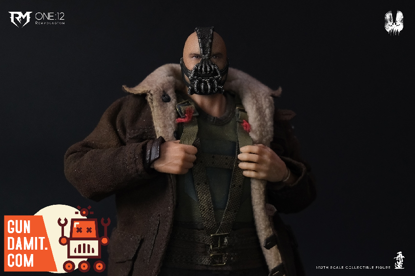 RM001A Destroyer figure wearing brown coat holding photo RM001A Destroyer figure wearing brown coat holding photo