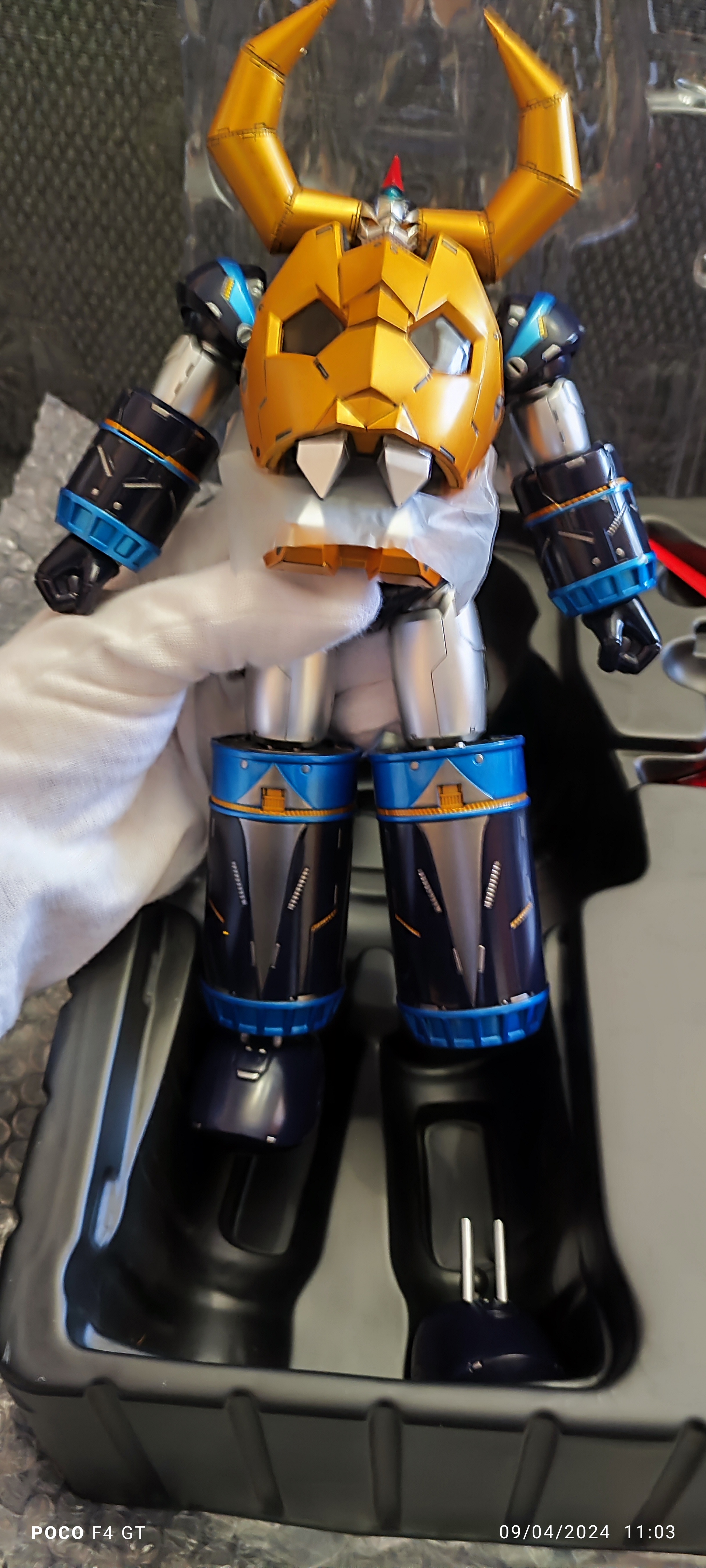 King Arts DFS084 Gaiking SE diecast figure held in hand showing gold armor King Arts DFS084 Gaiking SE diecast figure held in hand showing gold armor