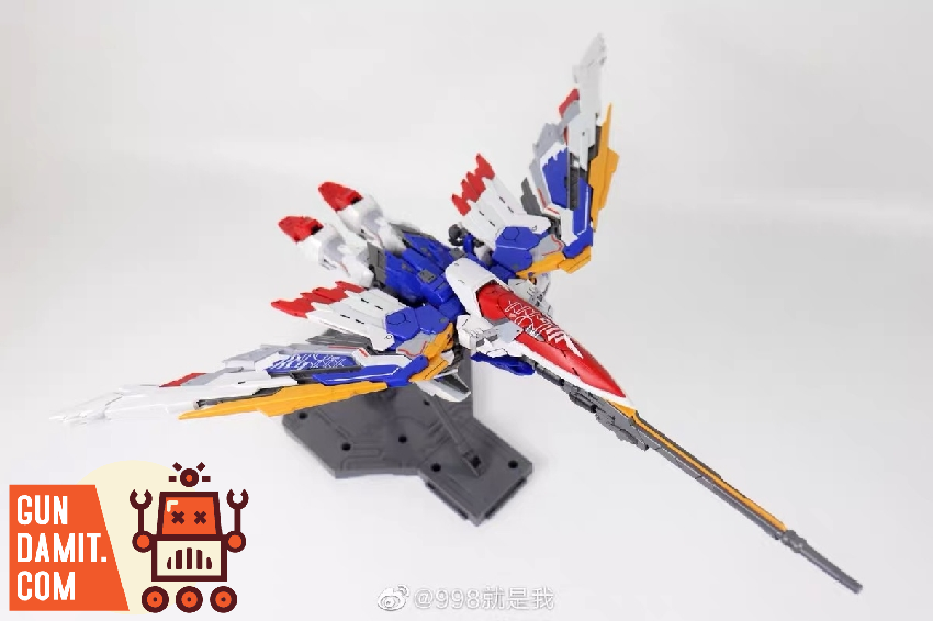 Daban 1/100 8825 Hi-Resolution Wing Gundam EW model kit unboxed parts layout Daban 1/100 8825 Hi-Resolution Wing Gundam EW model kit unboxed parts layout