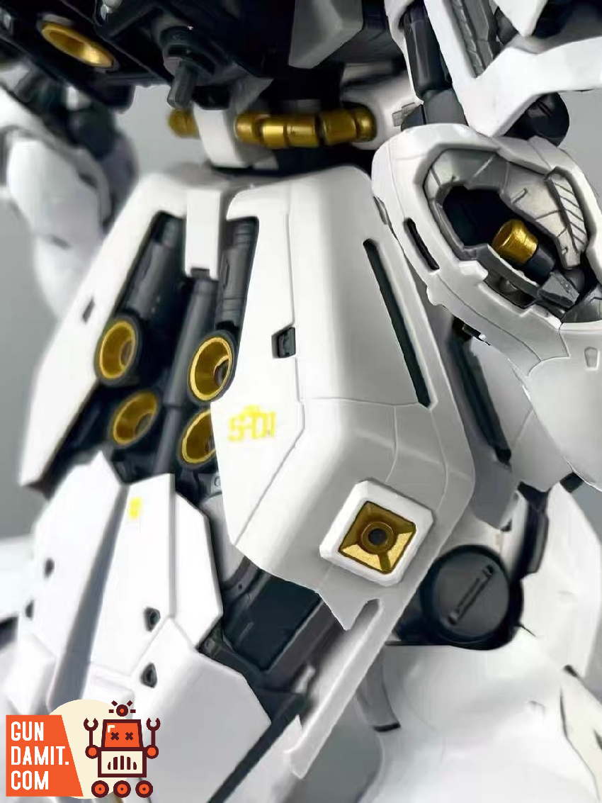 Daban 6631W MG Sazabi white version chest and shoulder armor Daban 6631W MG Sazabi white version chest and shoulder armor