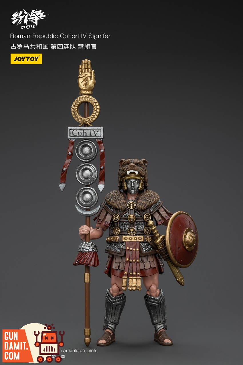 JoyToy 1/18 Roman Republic Signifer front view with signum standard and round shield JoyToy 1/18 Roman Republic Signifer front view with signum standard and round shield