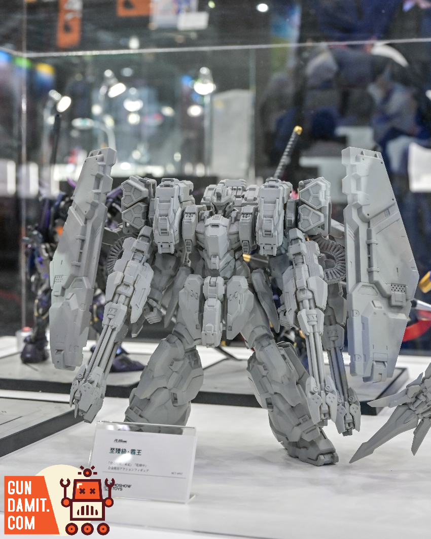Unpainted grey prototype of Overlord mecha displayed at exhibition showing raw sculpt detail Unpainted grey prototype of Overlord mecha displayed at exhibition showing raw sculpt detail