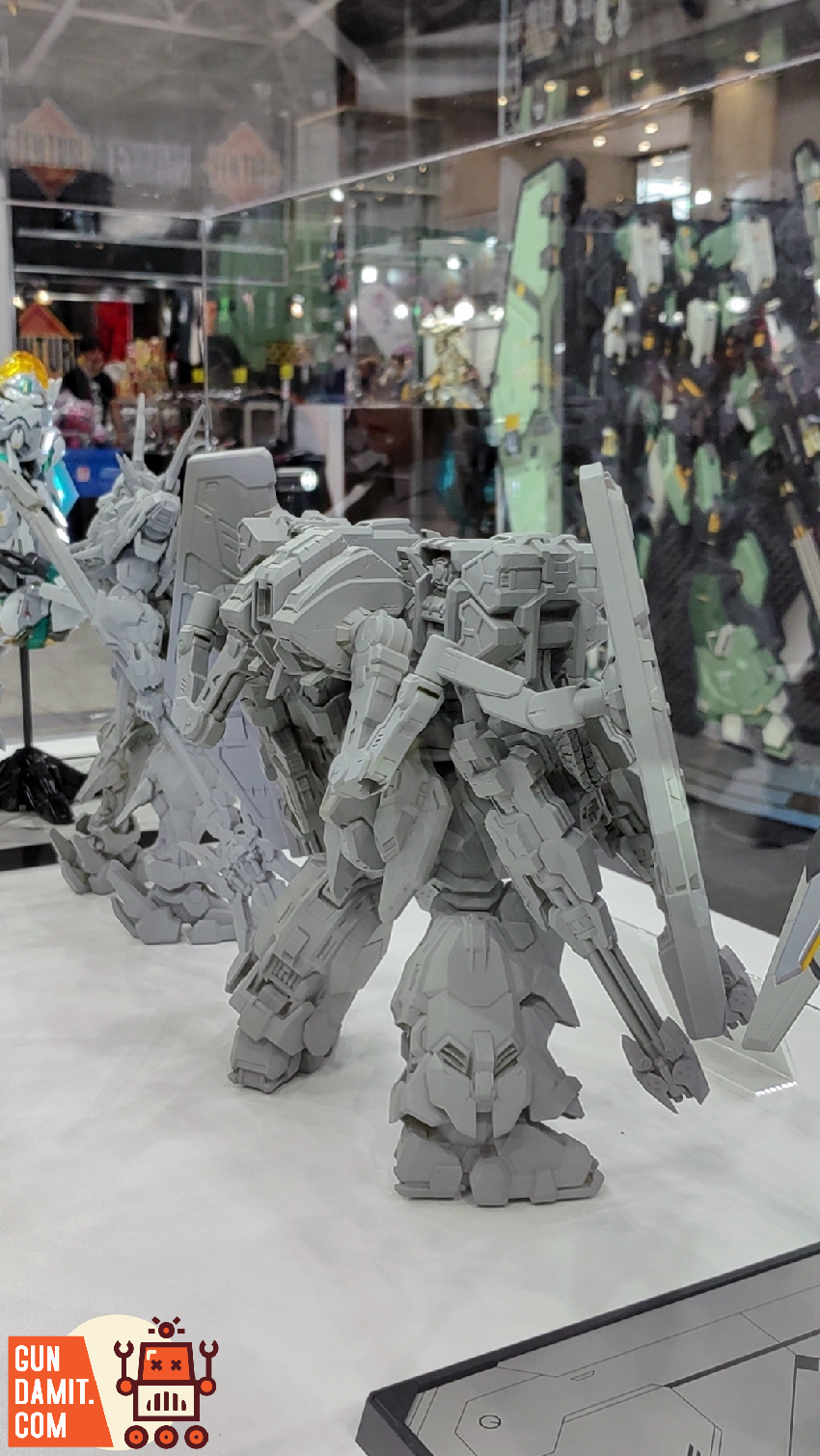 Rear view of unpainted Overlord prototype at convention booth showing back armor and weapon mounts Rear view of unpainted Overlord prototype at convention booth showing back armor and weapon mounts