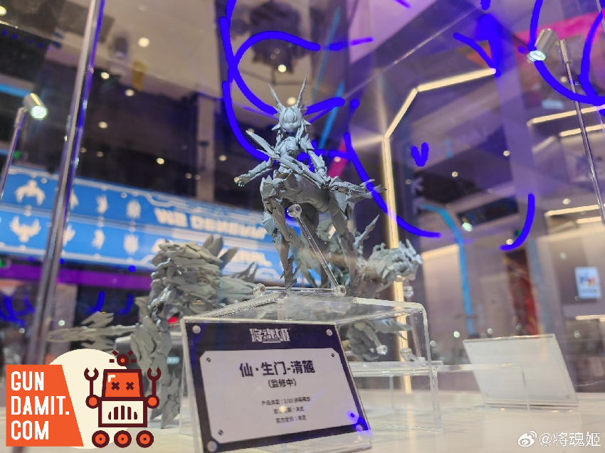 MS General Xian model kit display at exhibition showing silver armor design MS General Xian model kit display at exhibition showing silver armor design