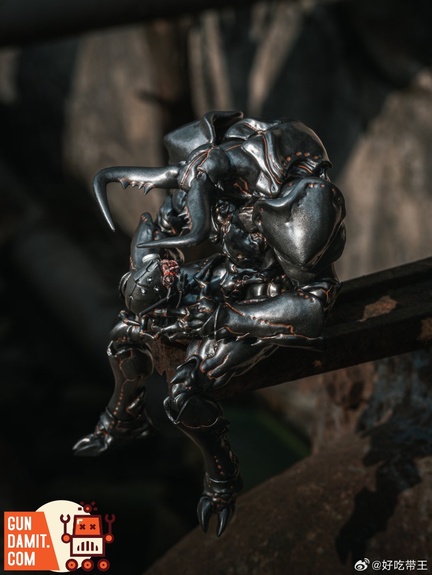 B0199 Manticora dark metallic creature figure close-up upper body B0199 Manticora dark metallic creature figure close-up upper body