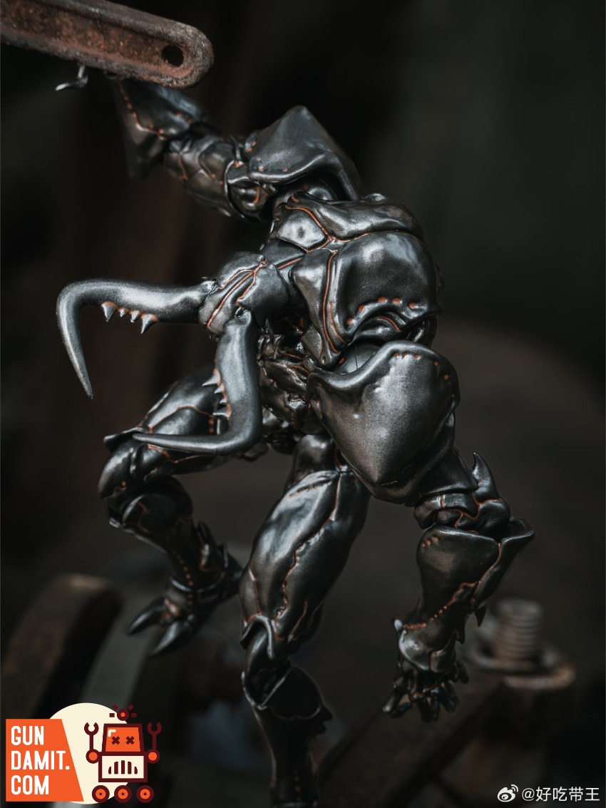 Vermin Manticora 1/12 figure action pose dark metallic armor Vermin Manticora 1/12 figure action pose dark metallic armor