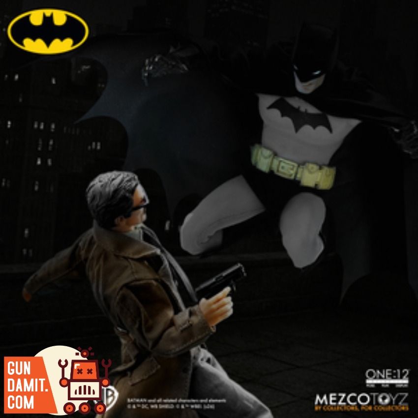 MEZCO-BATMAN-YOV Batman Year One - view 8 Mezco Black Gold Batman Year One - view 8