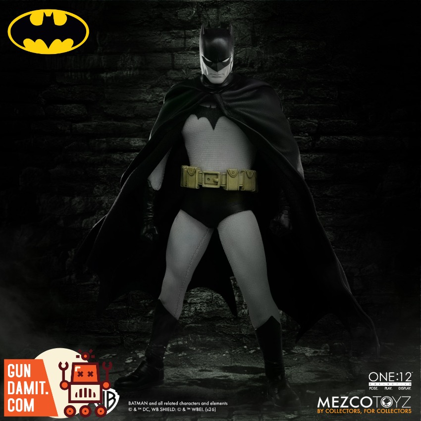 MEZCO-BATMAN-YOV Batman Year One - view 13 Mezco Black Gold Batman Year One - view 13