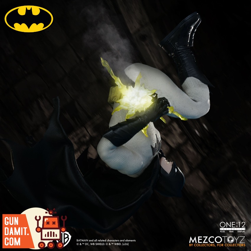 MEZCO-BATMAN-YOV Batman Year One - view 6 Mezco Black Gold Batman Year One - view 6