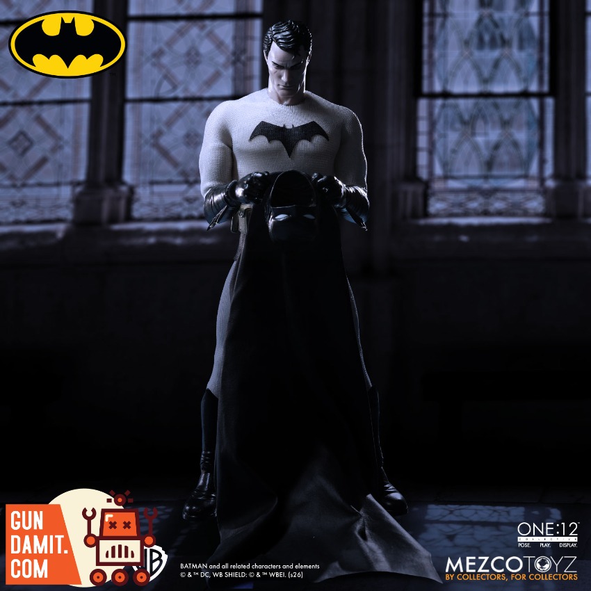 MEZCO-BATMAN-YOV Batman Year One - view 16 Mezco Black Gold Batman Year One - view 16