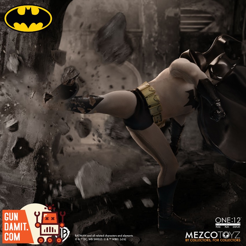 MEZCO-BATMAN-YOV Batman Year One - view 5 Mezco Black Gold Batman Year One - view 5