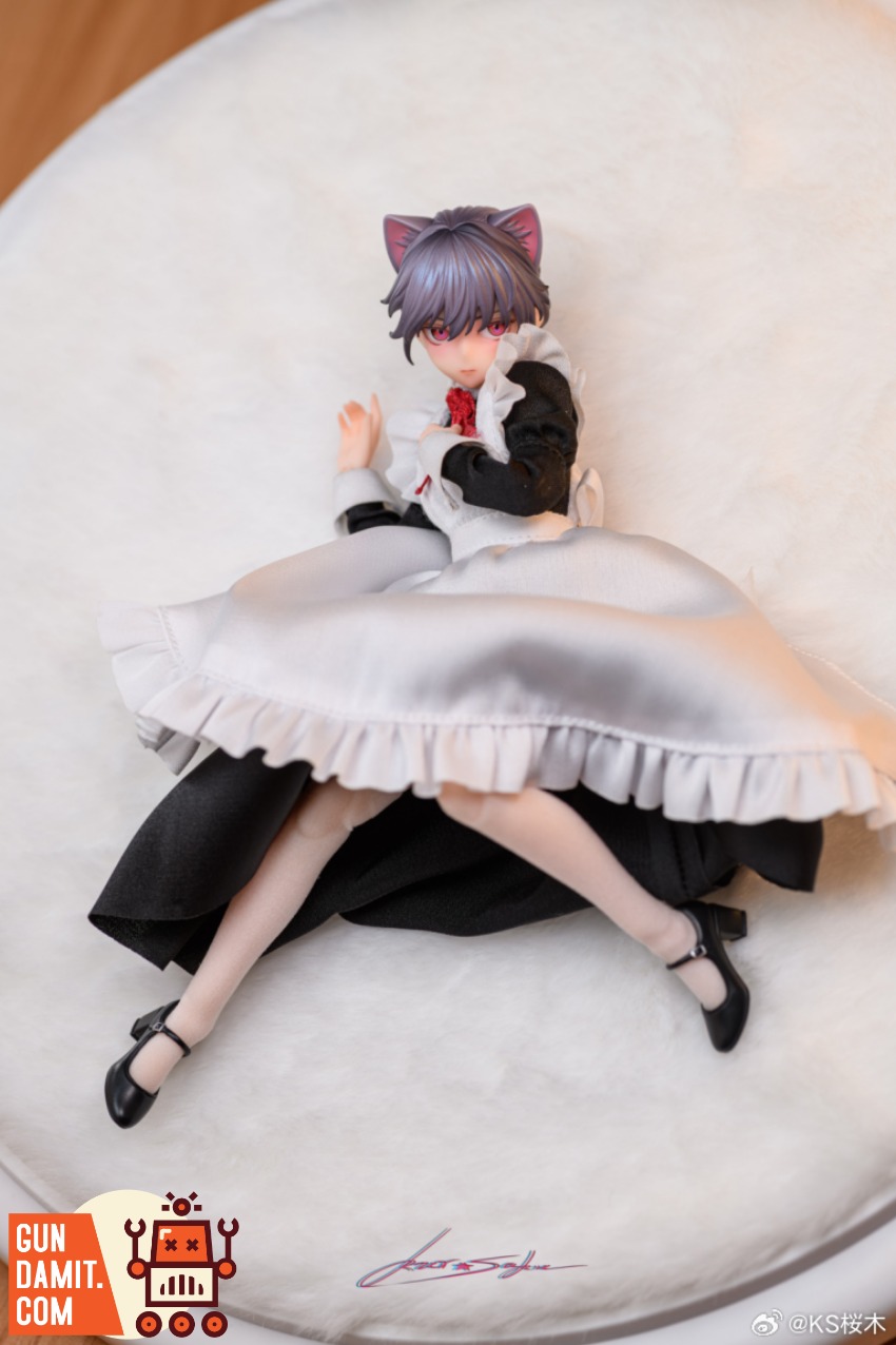 PA010 Musketeer Fikizi figure lying pose on white fabric background PA010 Musketeer Fikizi figure lying pose on white fabric background