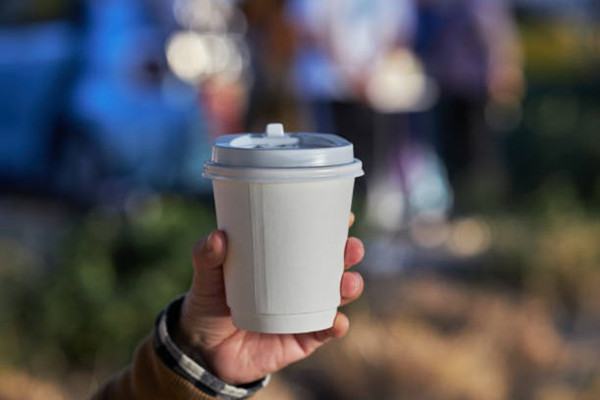 The possibilities are endless with the 20oz paper cup with lid