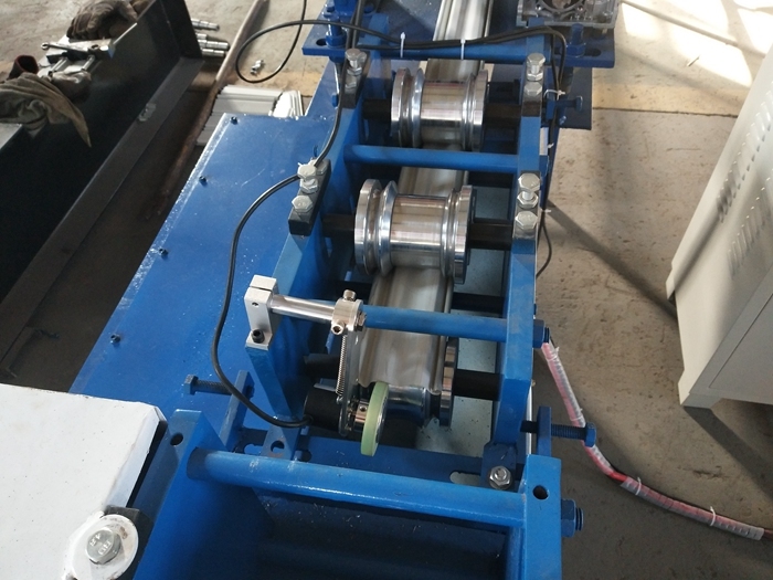 Fly Saw Cutting Shutter Door Forming Machine