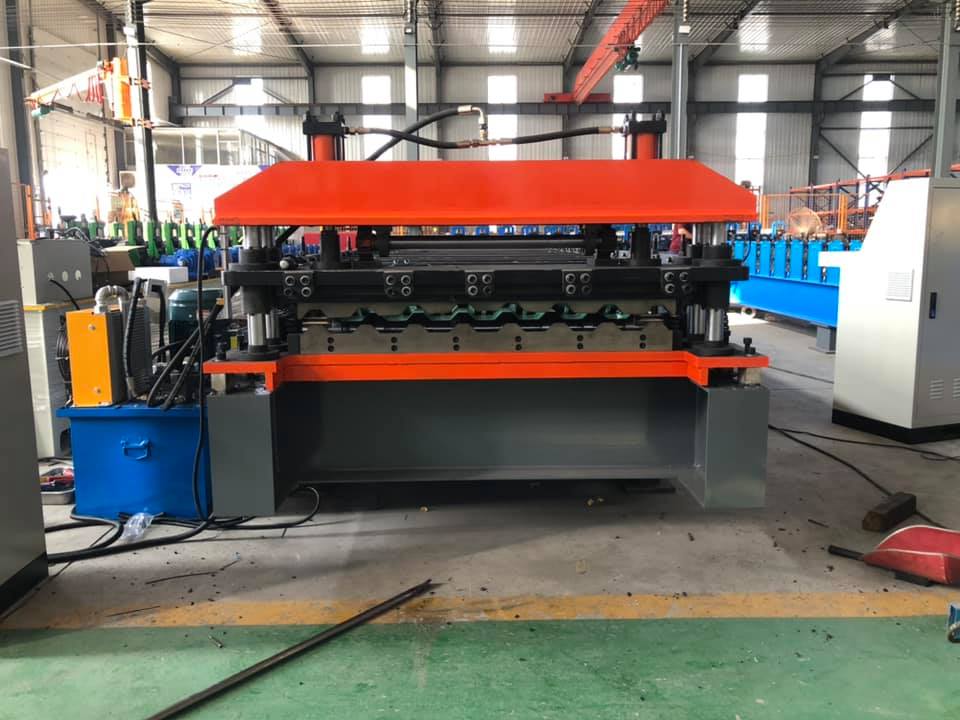 South America market R101 R72 Steel Roofing sheet making machine , Tr4 Tr6 roofing machine