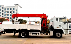 Howo 4X2 8 Ton 4 Arms Telescopic Boom Crane Lifting Truck Mounted Crane Lorry Truck GCC