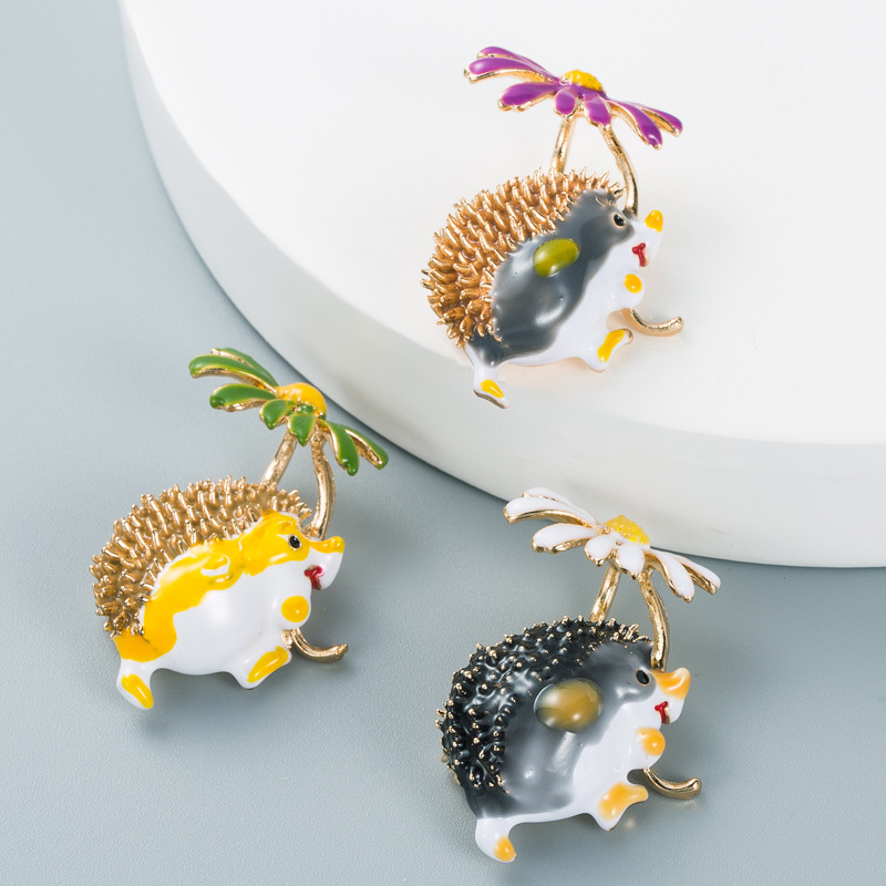 Wholesale Jewelry Cute Hedgehog Daisy Shape Dripping Oil Brooch