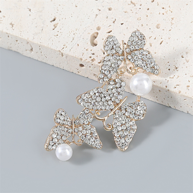Wholesale Korean Alloy Diamond And Pearl Butterfly Brooches Are Fashionable