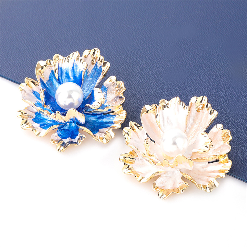 Wholesale Banquet Alloy Spray Paint Inlaid Pearl Flower Brooch