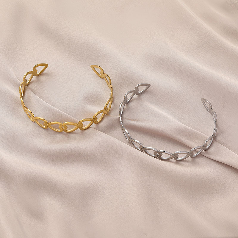 Stainless Steel Hollow Love Fashion Simple C-shaped Lovely Opening Bracelet Supplier