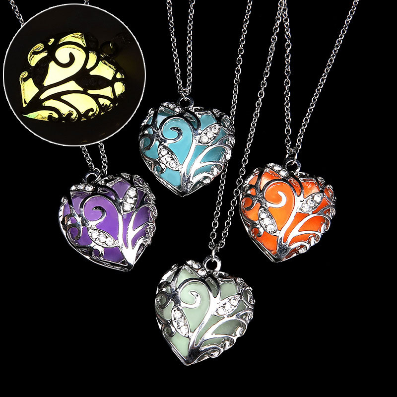 Fashion Hollow Heart Luminous Pendant Necklace Clavicle Chain Supplier