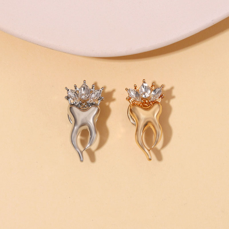 Fashion Alloy With Diamond Crown Tooth Brooch Distributor