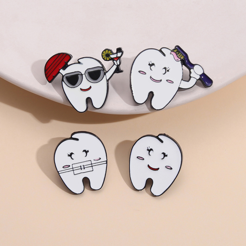 Caring For Teeth Fun Funny Expression Christmas Hat Cute Jewelry Alloy Badge Brooch Badge Wholesaler