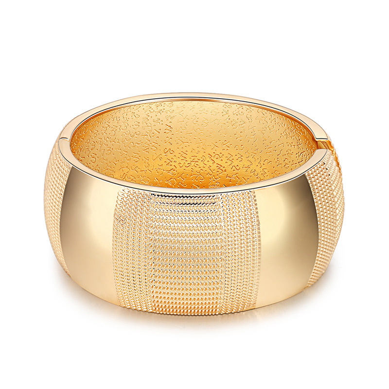 Retro Minimalist Drum-shaped Embossed Bracelet Wavy Wide-brimmed Gold-plated Bracelet Wholesale