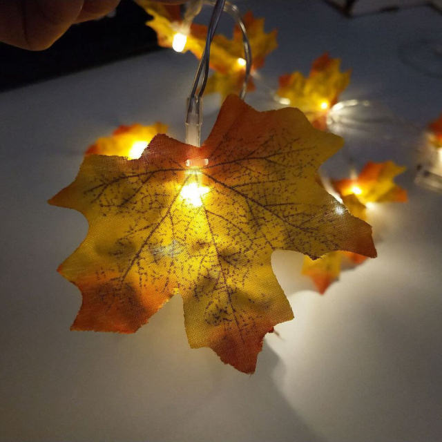 OOVOV Decorative LED String Lights Maple Leaf LED String Light 10 Lights 1.5M Battery Case