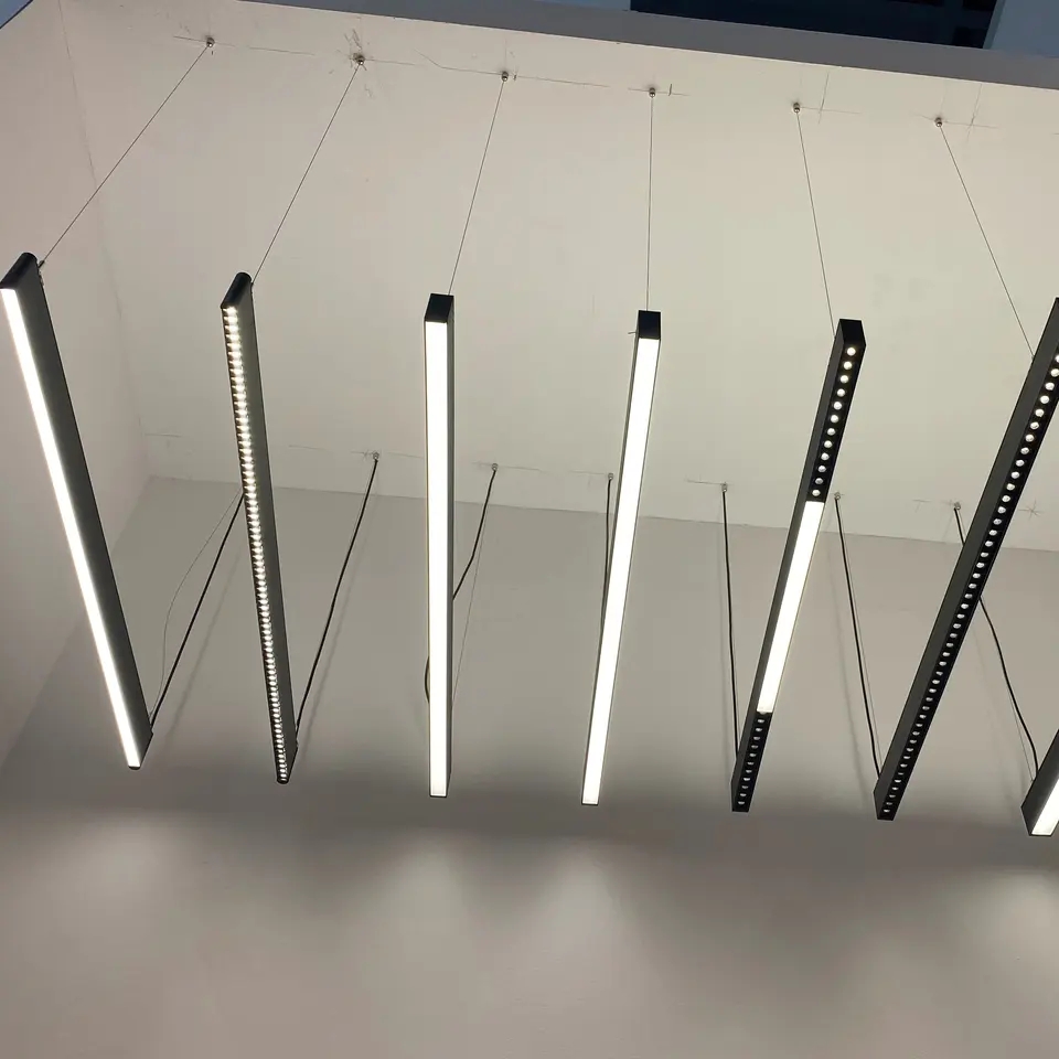 Illuminazione lineare a sospensione a sospensione in alluminio senza cuciture da 2 piedi 4 piedi 6 piedi 8 piedi