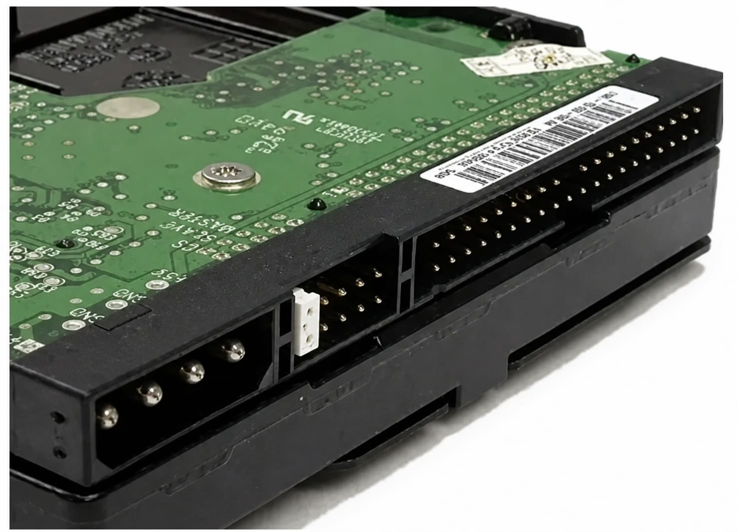 Rear connectors of an IDE (PATA) hard drive, showing the 40-pin data header, jumper block and 4-pin power connector