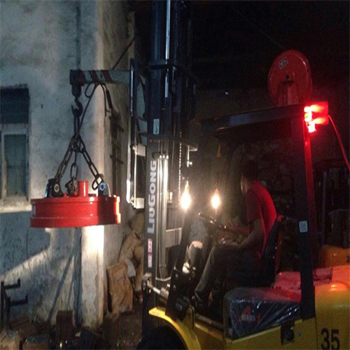 Lifting electromagnetic chuck for forklift