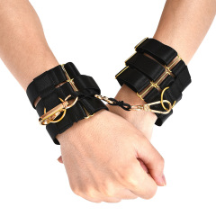 O0880-Sex accessories role-playing adult equipment black handcuffs
