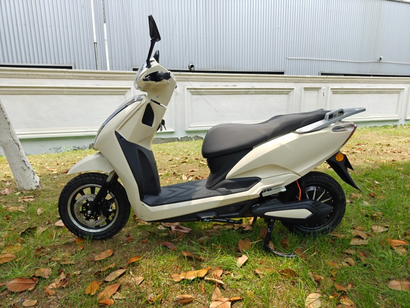 72V1200W Adult Electric City Bike Two Wheel Electric Scooter