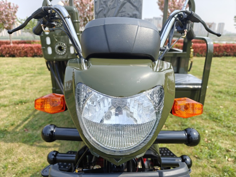 Durable 300cc Gasoline Cargo Tricycle for International Buyers with One-Arm Four-Spring Hydraulic Shock Absorber