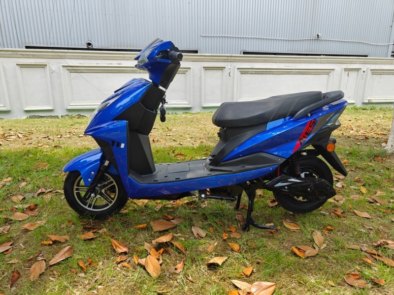 2024 New Fashion Two-Wheel Electric Scooter, Affordable and High Quality