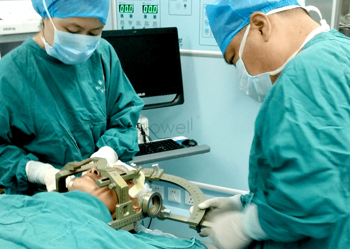 Système stéréotaxique de neurochirurgie