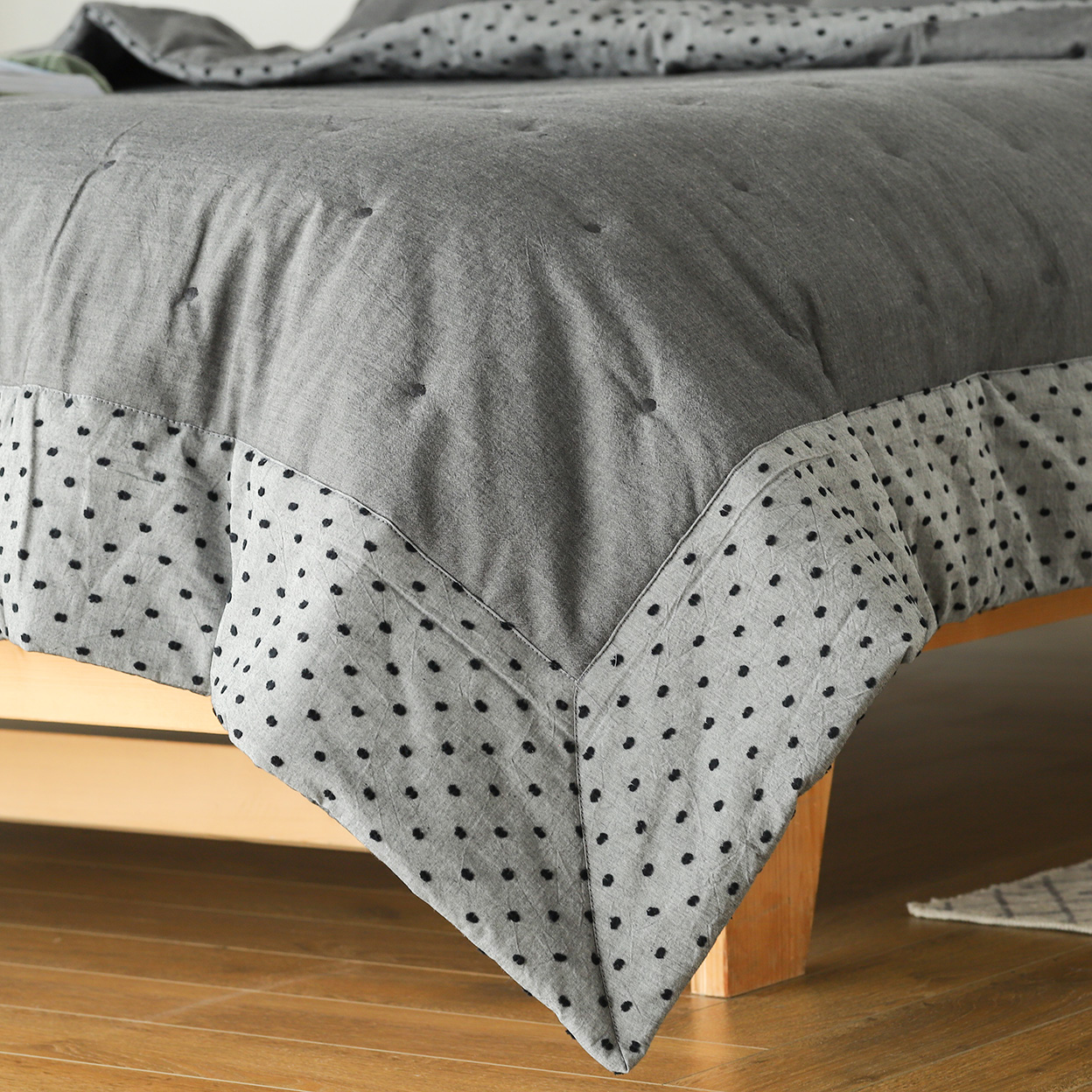 Delight Home linen quilt